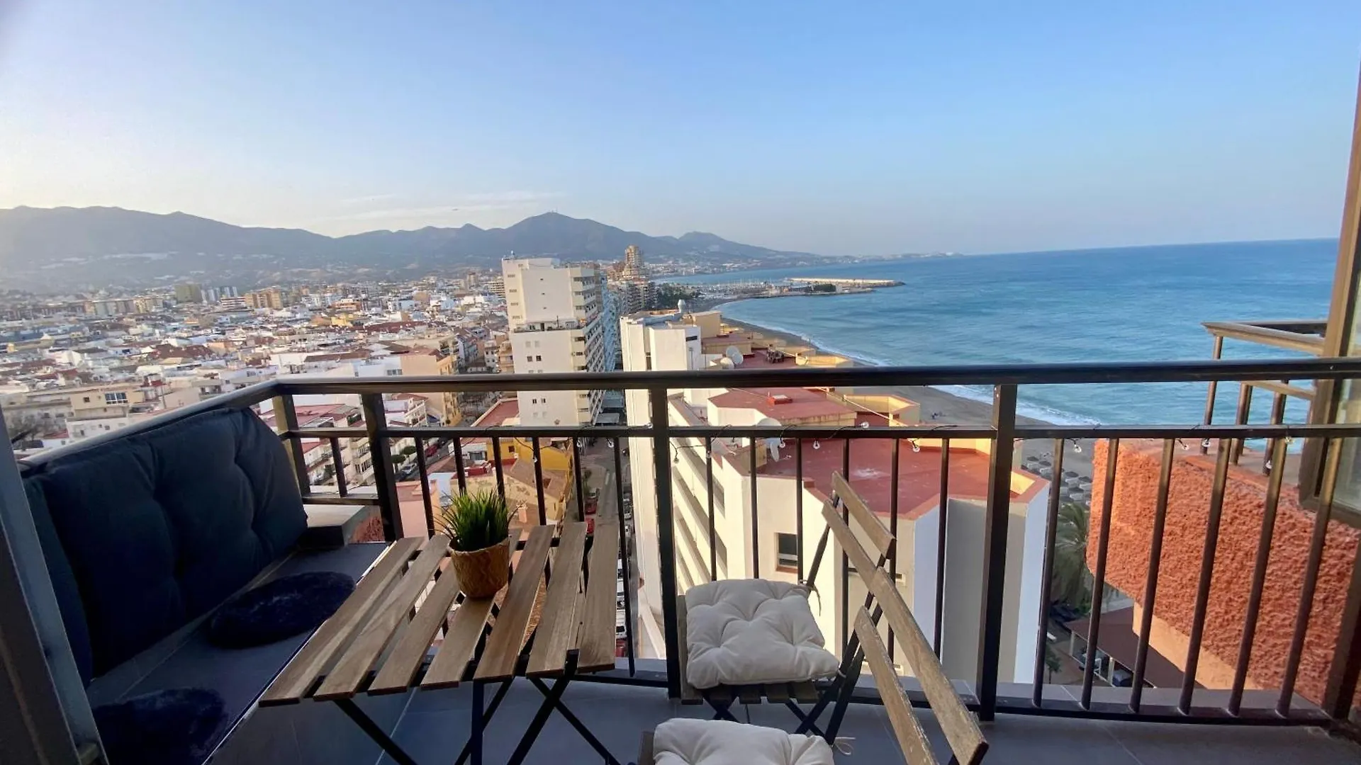 Moderno En Primera Linea De Playa Fuengirola Spain